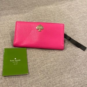Excellent Kate Spade bifold wallet, hot pink leather with classic Kate Spade bow
